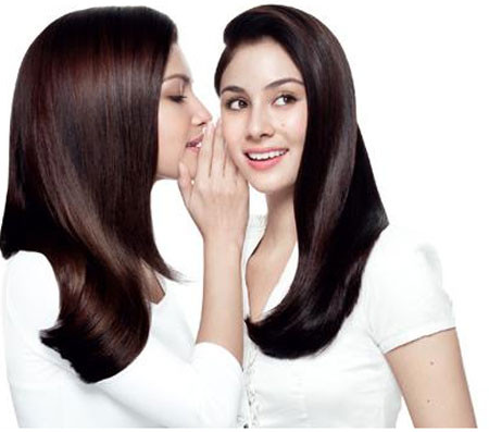 Bên cạnh đó, bạn nên gội đầu với tần suất hợp lý bởi gội đầu quá nhiều khiến mất đi lớp da dầu tự nhiên của tóc và da đầu, từ đó kích thích sản xuất thêm dầu, làm cho bạn có cảm giác tóc mình bẩn hơn. Ảnh: camnanglamdep.