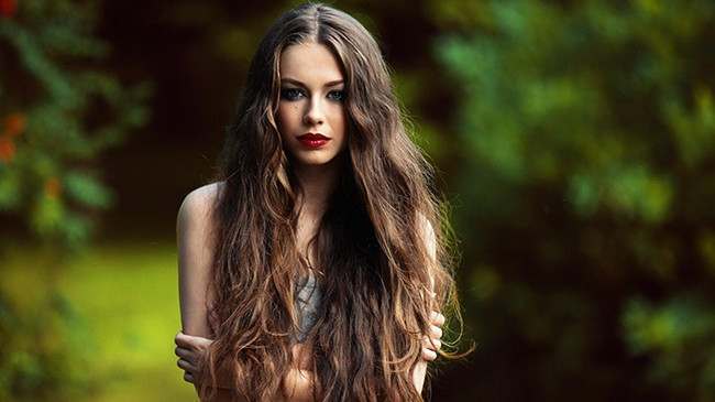 Do mái tóc của bạn đã phải tiếp xúc với một lượng nhiệt đáng kể hàng ngày trong mùa hè, vì vậy bạn hãy cố gắng hạn chế sử dụng máy sấy tóc hay các thiết bị làm tóc như máy ép, máy làm xoăn,...Ảnh: healthplus.