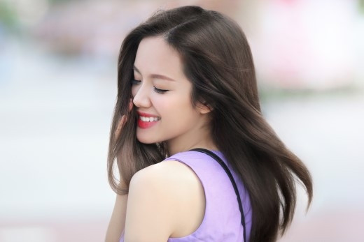 Bạn nên buộc tóc gọn gàng để giảm thiểu việc tiếp xúc của tóc với ánh nắng mặt trời. Ảnh: camnanglamdep.