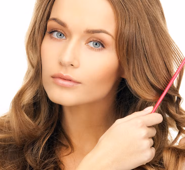 Việc sử dụng lược răng thưa sẽ giúp bạn gỡ tóc một cách nhẹ nhàng nhất khi tóc ướt, tránh làm đứt, gãy tóc. Ảnh: songkhoemoingay.