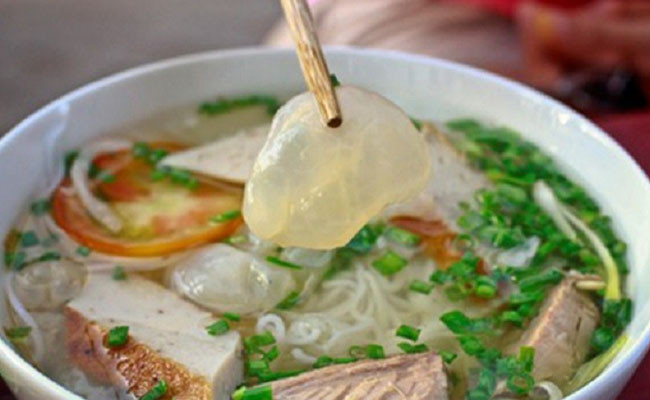 Bún sứa tuy chỉ là một món ăn bình dân nhưng với hương vị rất riêng có mà bún sứa đã trở thành đặc sản không thể không nếm thử khi đến với Nha Trang. Ảnh: hoidapdulich.