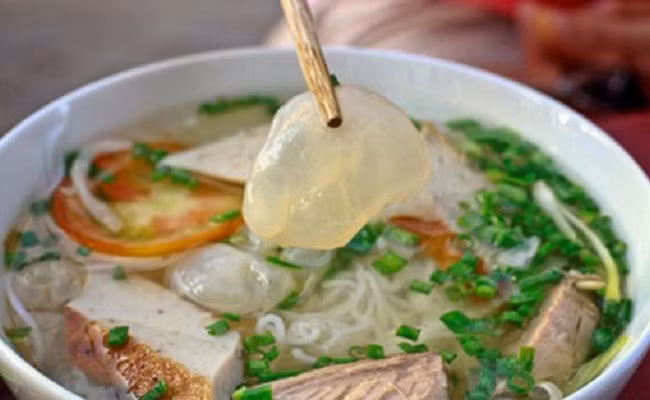 Bún sứa tuy chỉ là một món ăn bình dân nhưng với hương vị rất riêng có mà bún sứa đã trở thành đặc sản không thể không nếm thử khi đến với Nha Trang. Ảnh: hoidapdulich.
