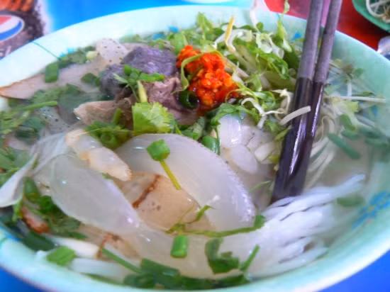 Do là món ăn bình dân nên bún sứa có thể dễ dàng tìm thấy ở các quán ăn lớn nhỏ khắp các con phố ở Nha Trang. Ảnh: phongbanve.