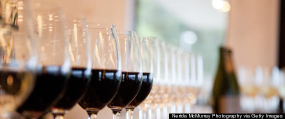 Theo một nghiên cứu của Hà Lan, đàn ông có thể sống lâu hơn bằng cách uống một nửa ly rượu mỗi ngày. Ảnh: Huffpost.