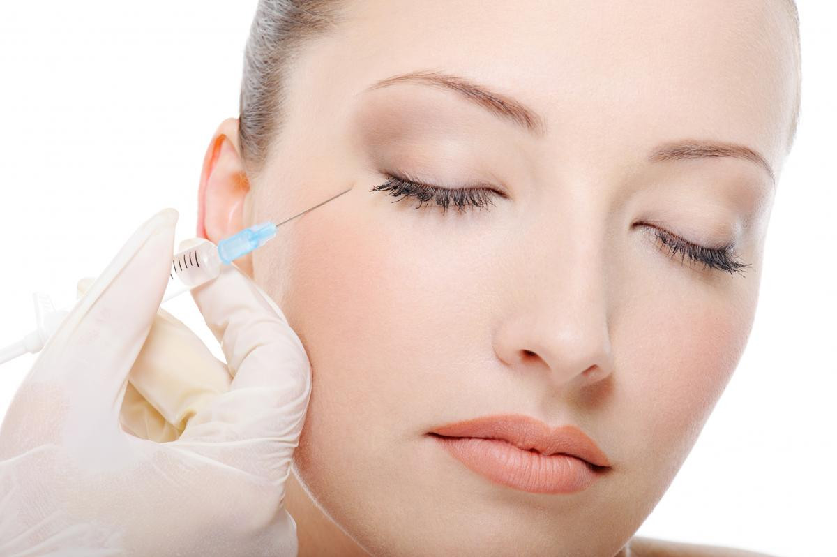 Botox là loại dung dịch được điều chế từ độc tố của một loại vi khuẩn mang tên Botulinum. Ảnh: elle.