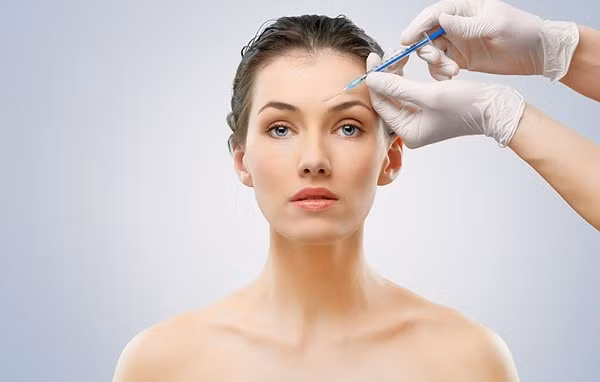  Tiêm botox trẻ hóa là phương pháp phẫu thuật thẩm mỹ hỗ trợ ngăn ngừa các nếp nhăn, giúp chị em phụ nữ có được làn da căng mịn, trẻ trung. Ảnh: healthplus.