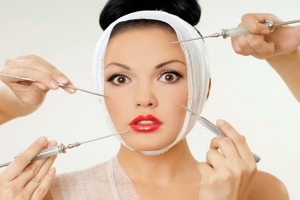 Khi tiêm botox, bạn sẽ cảm thấy một chút đau ở chỗ đầu kim tiêm cắm vào nhưng không có cảm giác đau đớn quá mức. Ảnh: drhueclinic.