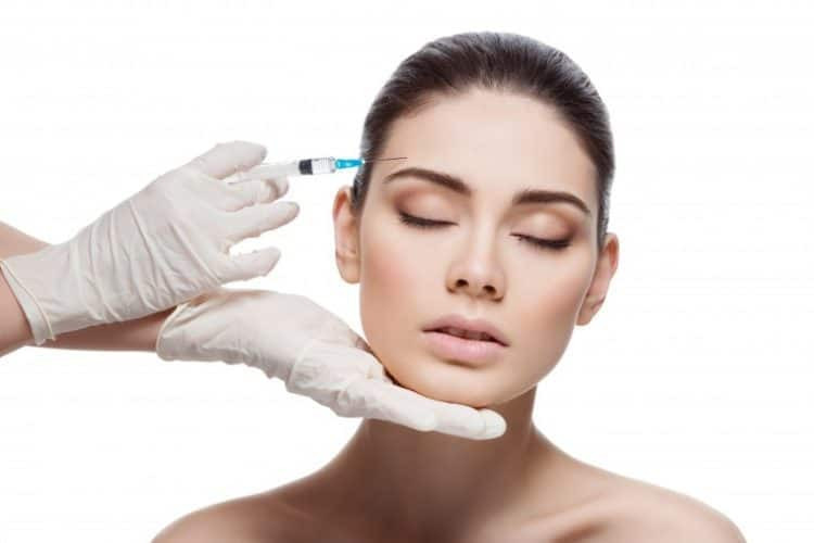 Trong phẫu thuật thẩm mỹ, botox được xử lý, vô trùng, làm loãng và tiêm vào một số cơ nhỏ trên mặt để làm tê liệt hoặc làm suy yếu hoạt động của các cơ này. Ảnh: hellobacsi.