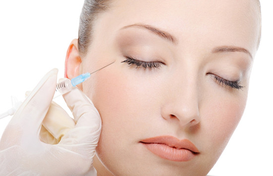 Tiêm botox là phương pháp làm đẹp không sử dụng dao kéo nên phù hợp với những chị em muốn làm đẹp nhưng không muốn gặp các biến chứng do phẫu thuật. Ảnh: divaclinic.