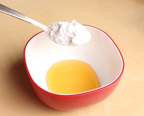 Mật ong nổi tiếng với khả năng giúp làn da trẻ trung, mịn màng. Vì thế, bạn có thể kết hợp bột gạo với mật ong để tạo thành một loại mặt nạ dưỡng da trắng sáng. Ảnh: myphambachlien.