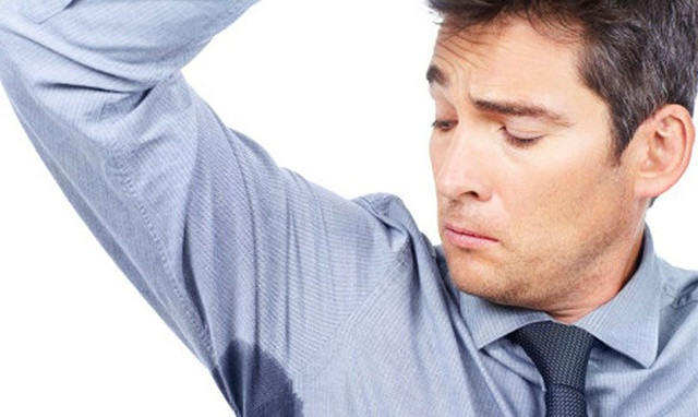 Theo đó, bạn nên tăng cường uống nước và tiêu thụ các loại trái cây và rau quả như rau bina, bông cải xanh và cà tím. Ảnh: healthplus.