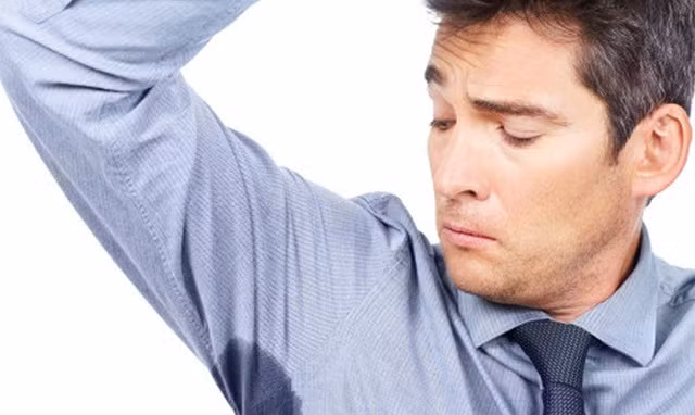 Theo đó, bạn nên tăng cường uống nước và tiêu thụ các loại trái cây và rau quả như rau bina, bông cải xanh và cà tím. Ảnh: healthplus.