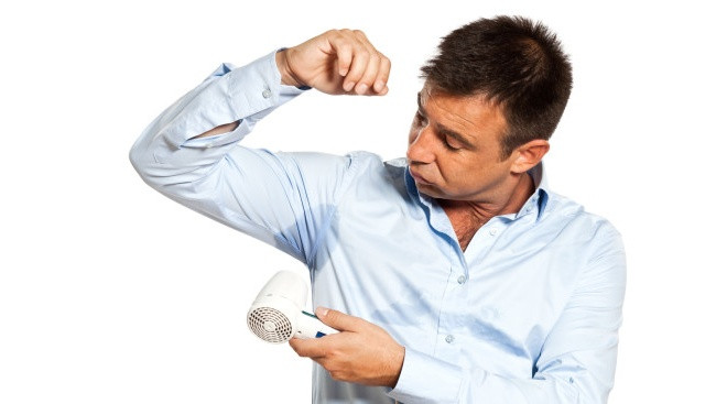 Bạn cũng có thể sử dụng các miếng lót nách để thấm hút mồ hôi dưới cánh tay. Ảnh: healthplus.