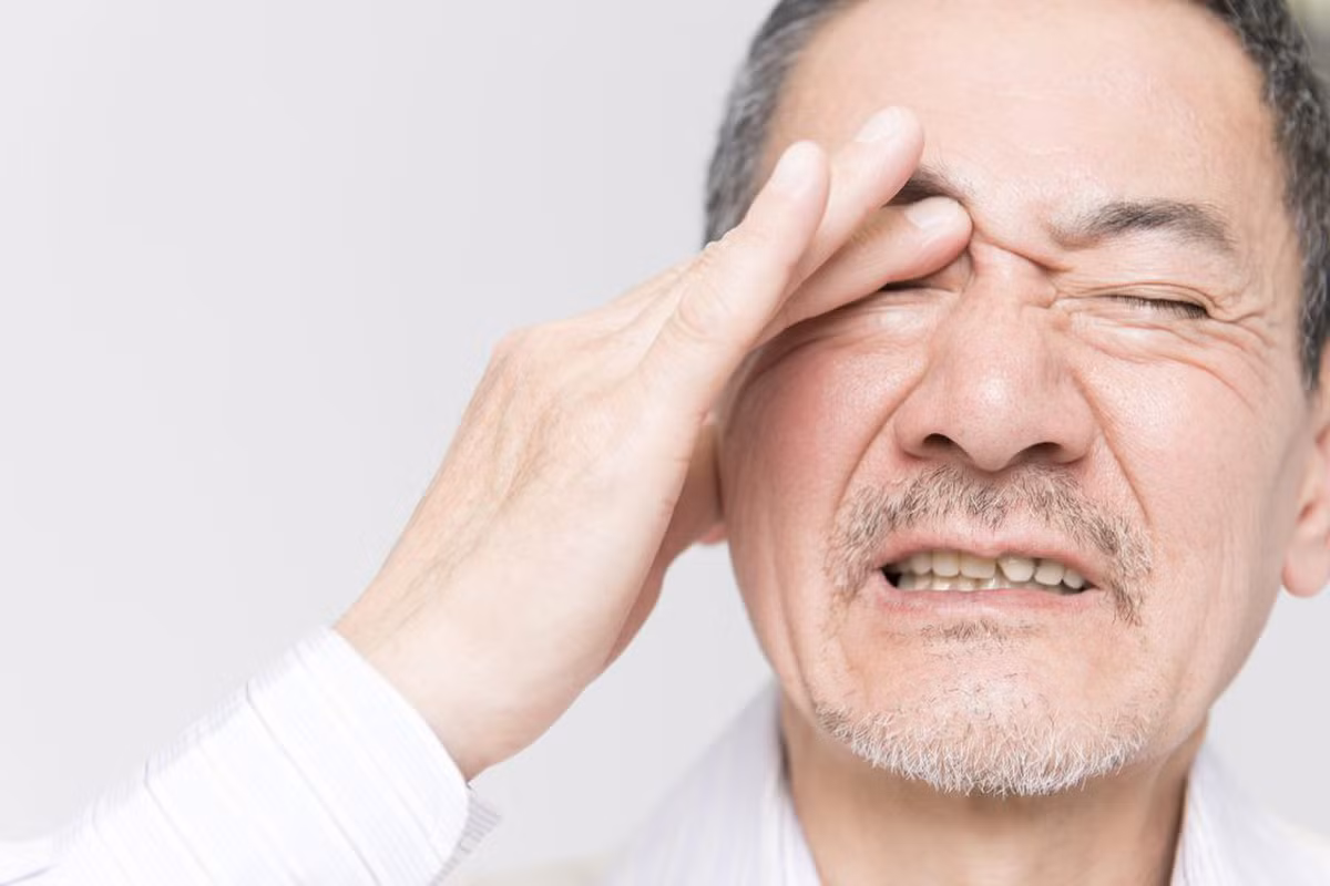 Việc tiếp xúc với nấm mốc trong nhà còn có thể gây kích ứng mắt, phổi, mũi, da và cổ họng. Ảnh: mediacdn.