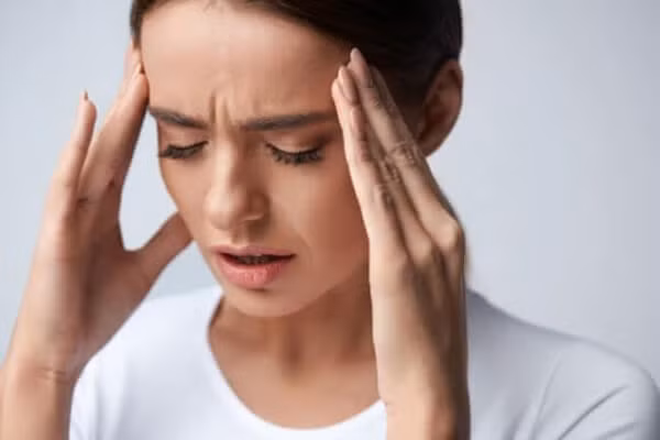 Sống trong một ngôi nhà nhiều vi khuẩn và ít oxy còn khiến bạn khó thở, đầu óc của luôn căng thẳng, khó chịu, nhức đầu. Ảnh: nhathuochoaan.