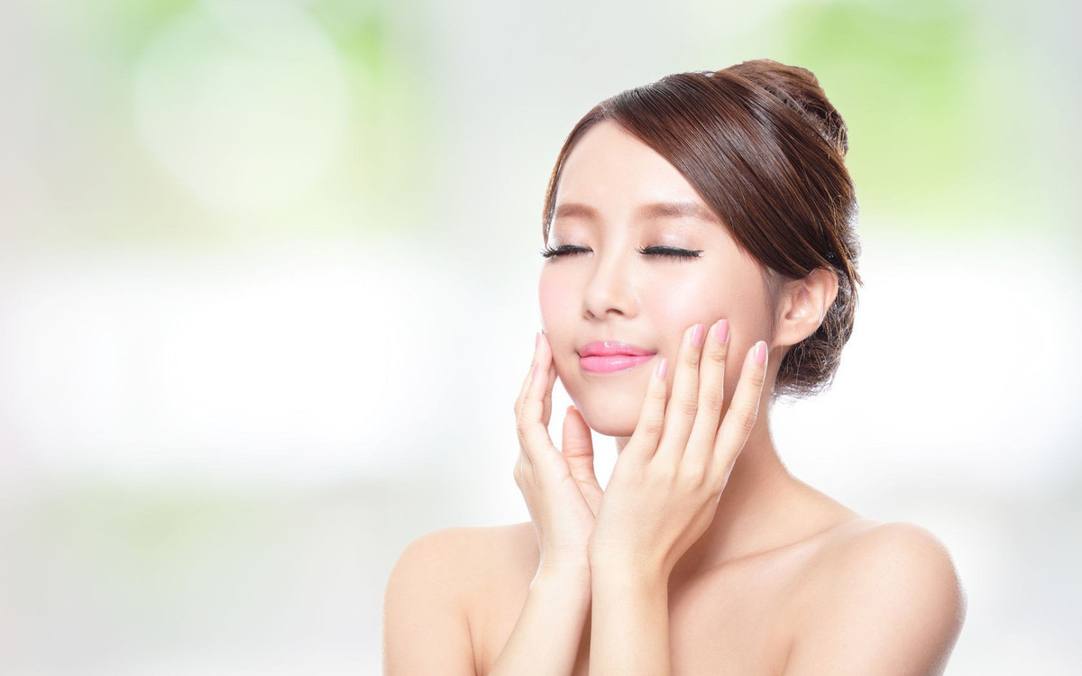 Bạn nên sử dụng sản phẩm chăm sóc da theo từng mùa. Ví dụ, mùa hè, bạn nên chọn serum và kem dưỡng ẩm dịu nhẹ để không làm bít tắc lỗ chân lông - nguyên nhân gây mụn hàng đầu. Ảnh: vietnamnetjsc.