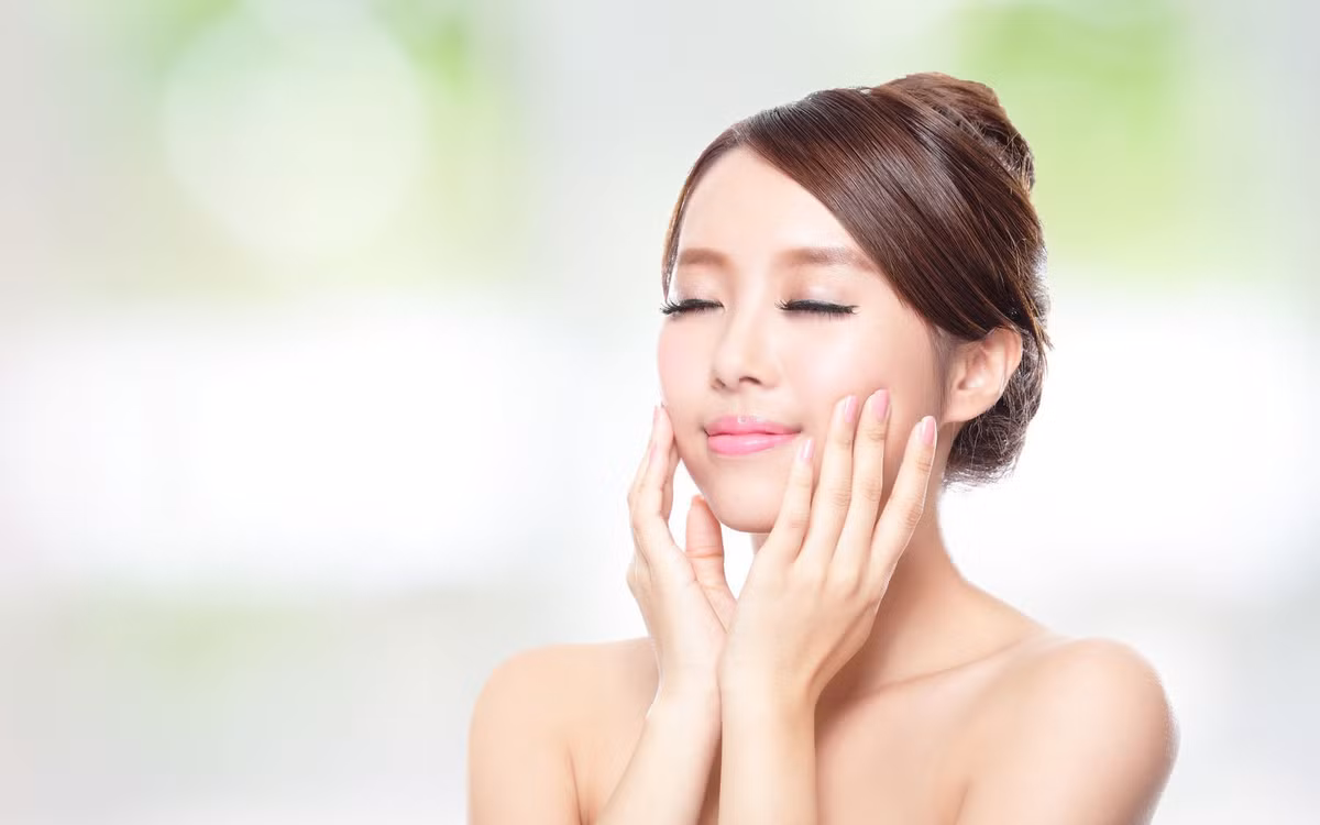 Bạn nên sử dụng sản phẩm chăm sóc da theo từng mùa. Ví dụ, mùa hè, bạn nên chọn serum và kem dưỡng ẩm dịu nhẹ để không làm bít tắc lỗ chân lông - nguyên nhân gây mụn hàng đầu. Ảnh: vietnamnetjsc.