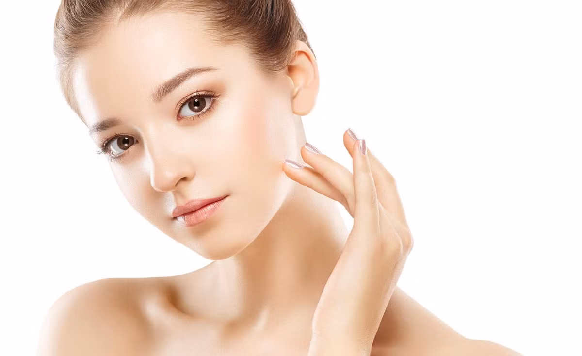 Trong những ngày nắng nóng, bạn nên lựa chọn trang phục thoải mái, được làm từ vải cotton thấm hút mồ hôi, tránh mặc quần áo chật vì có thể gây kích ứng da. Ảnh: doppelherz.