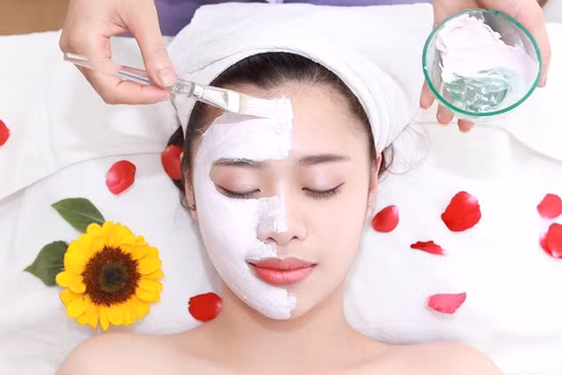 Song song với việc bảo vệ da mặt và cơ thể, bạn cũng cần bảo vệ đôi mắt của bạn bằng kính râm và thoa son dưỡng cho đôi môi của mình. Ảnh: vmms.