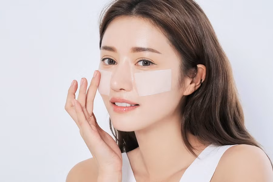 Tia UV có thể gây hại cho làn da của bạn bất cứ thời điểm nào trong năm, nhưng nhiều hơn vào những tháng mùa hè. Vì vậy, đừng quên thoa kem chống nắng mỗi ngày để bảo vệ làn da của mình. Ảnh: verygirlie.