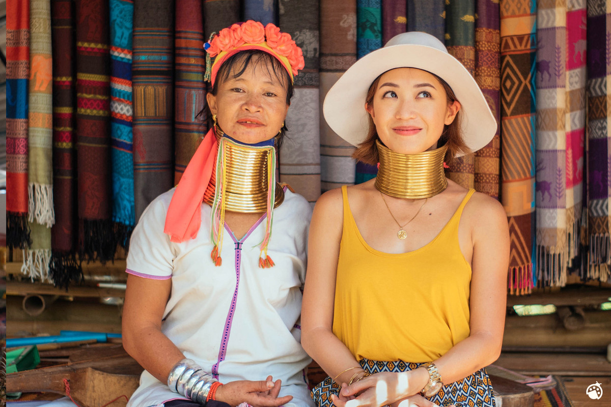 Tiêu chuẩn đẹp của phụ nữ tộc Kayan ở Thái Lan là phải có chiếc cổ thật dài bằng cách đeo tầng tầng lớp lớp vòng kim loại để kéo cổ. Ảnh: thaonguyentravel.