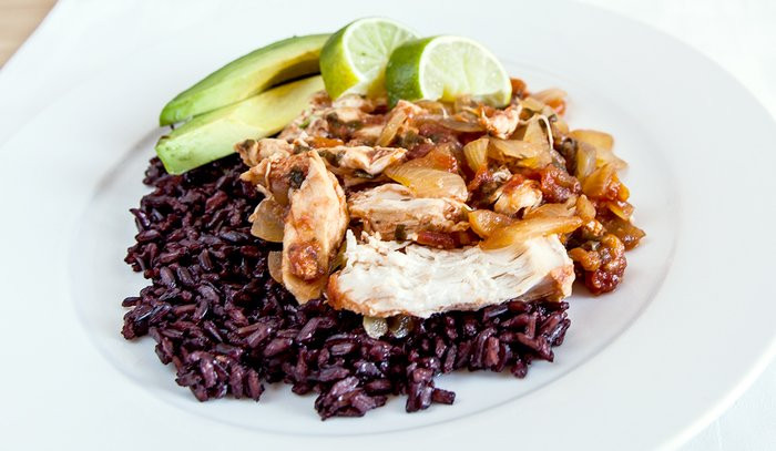 Trong khi đó, gạo đen được trồng ở Trung Quốc có màu sắc rất đẹp mắt khi được nấu chín, ăn dẻo dai chứ không dính. Ảnh: bodybuilding.