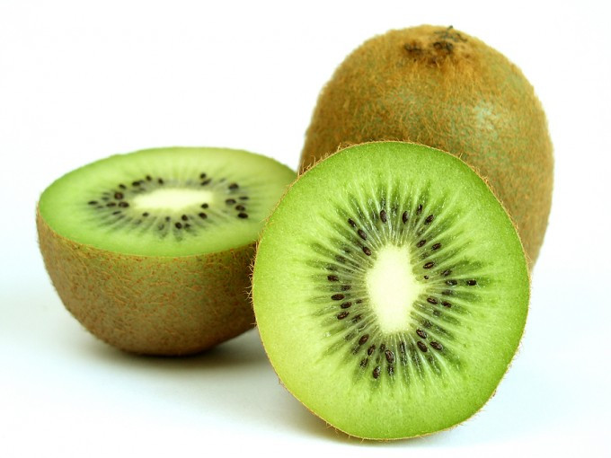 Kiwi cung cấp cho bạn hàng loạt chất dinh dưỡng như kali, chất xơ và vitamin E. Thậm chí, hàm lượng vitamin C có trong kiwi còn cao hơn hàm lượng vitamin C có trong cam. Ảnh: viettropfruit.