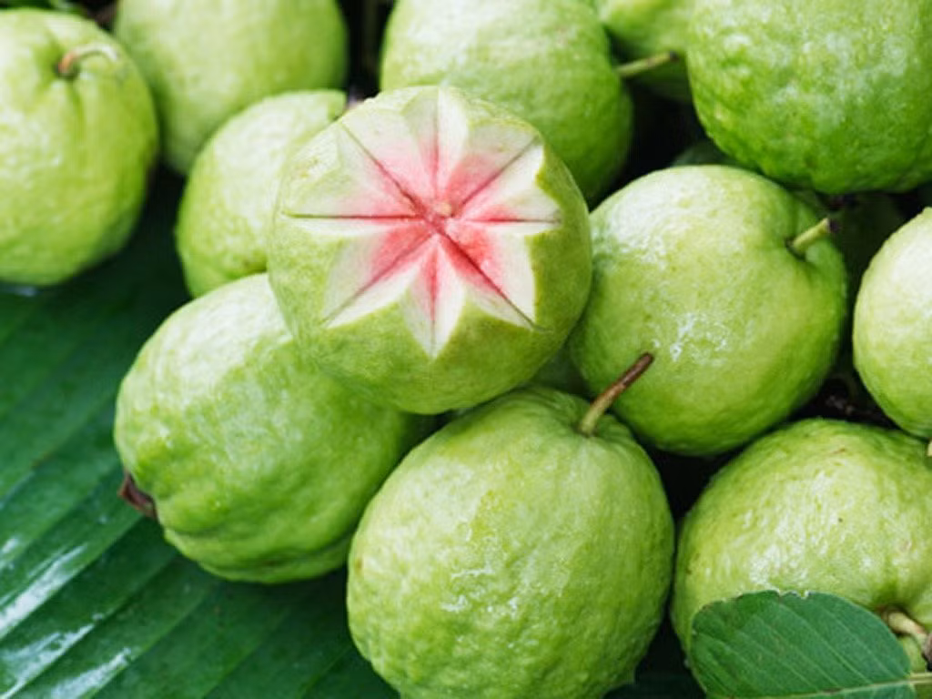 Không chỉ chứa lycopene - một chất chống oxy hóa giúp ngăn ngừa ung thư tuyến tiền liệt, ổi còn giàu chất xơ và bạn thưởng thức loại trái cây này suốt mùa hè mà không lo vấn đề tăng cân. Ảnh: bloganchoi.