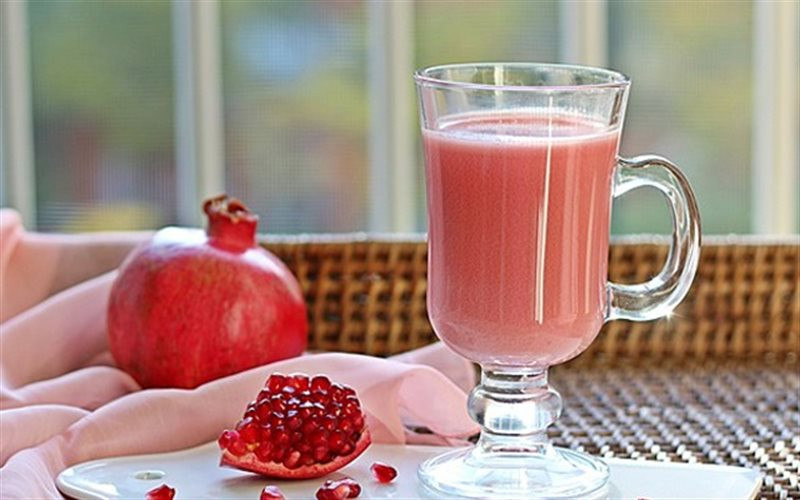 Mặc dù lựu khá ngọt, nhưng đường trong nước ép lựu không làm tăng lượng đường trong máu. Do đó, nước ép lựu quả thực là một thức uống cho người tiểu đường rất tuyệt vời. Ảnh: cooky.