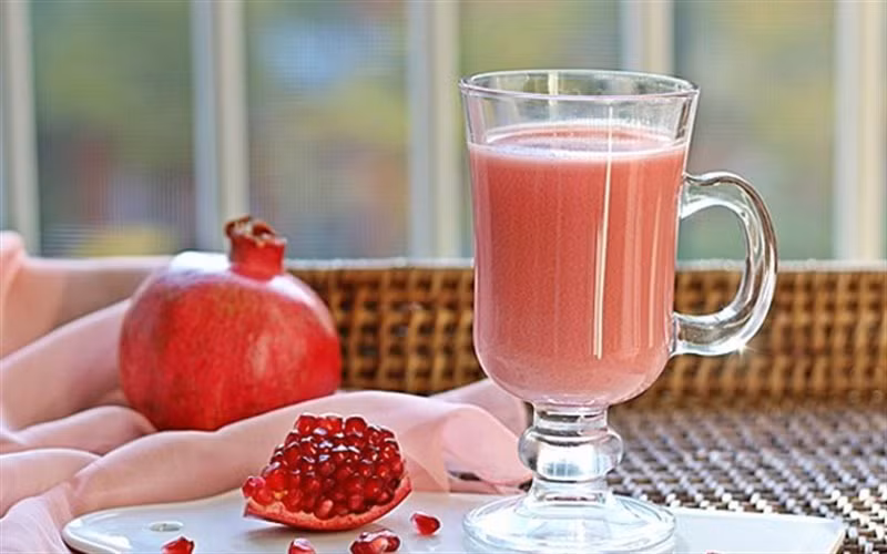 Mặc dù lựu khá ngọt, nhưng đường trong nước ép lựu không làm tăng lượng đường trong máu. Do đó, nước ép lựu quả thực là một thức uống cho người tiểu đường rất tuyệt vời. Ảnh: cooky.