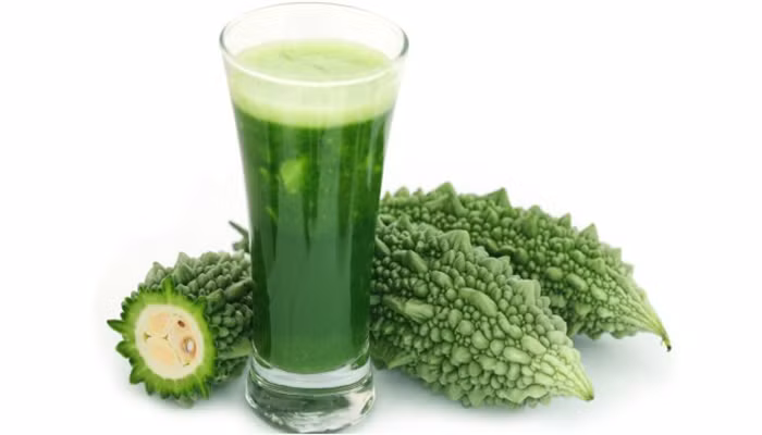 Tuy nhiên, do vị của nó rất đắng nên bạn có thể ép thêm dưa chuột, chanh và táo để có vị dễ uống hơn. Ảnh: thucphamtieuduong.