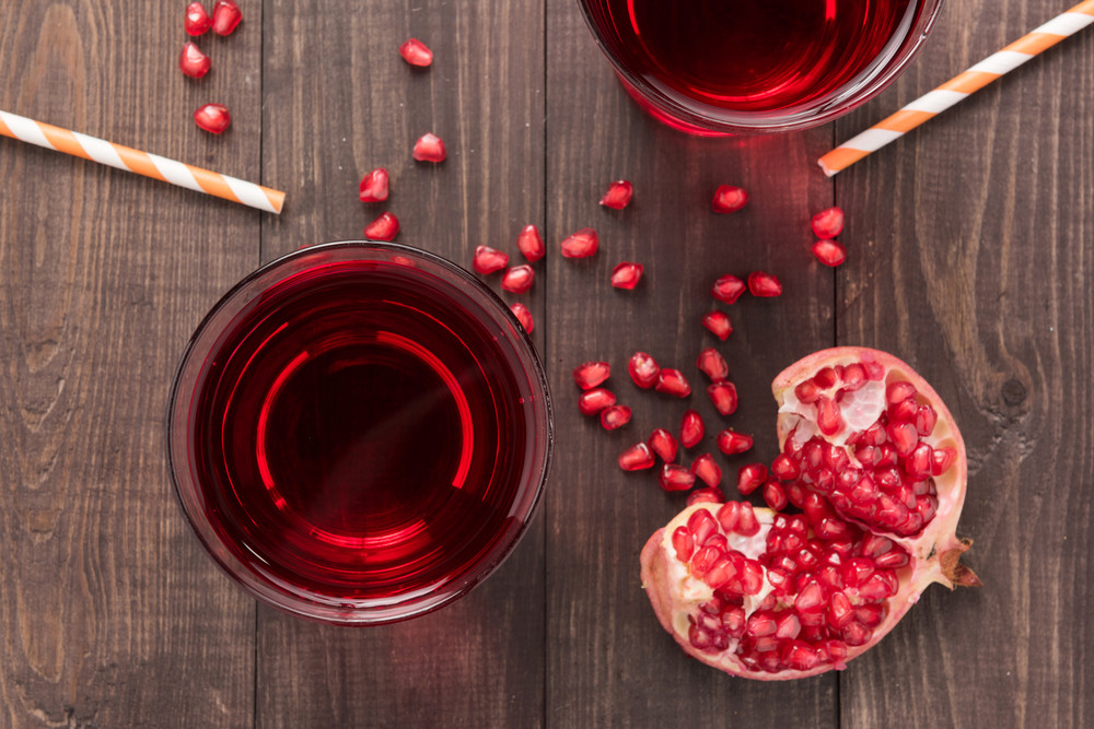 Không những vậy, nước ép lựu cũng chứa chất chống oxy hóa có nhiều lợi ích cho sức khỏe. Ảnh: hellobacsi.