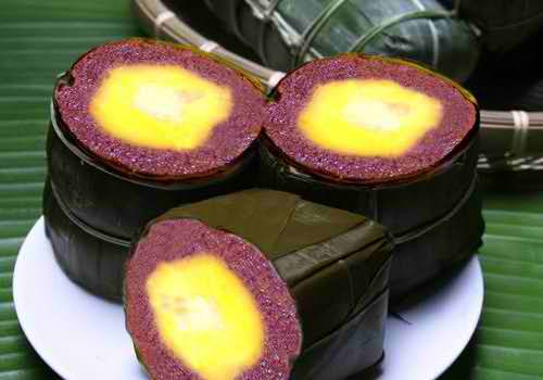 Bánh tét lá cẩm họ Huỳnh có màu tím đặc trưng là đặc sản Cần Thơ thơm ngon nổi tiếng. Ảnh: canthoplus.