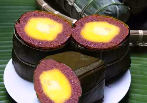 Bánh tét lá cẩm họ Huỳnh có màu tím đặc trưng là đặc sản Cần Thơ thơm ngon nổi tiếng. Ảnh: canthoplus.