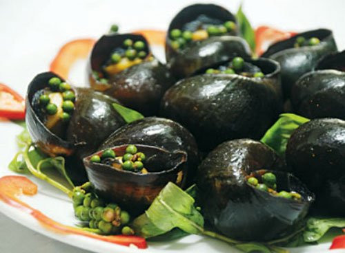 Ốc nướng tiêu có vị vừa ngọt mặn, hơi cay, thịt ốc giòn vô cùng hấp dẫn. Ảnh: amthuc365.