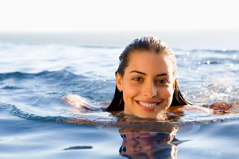 Bạn nên tra thuốc rửa mắt sau mỗi lần bơi để loại bỏ các vi khuẩn trong mắt sau khi bơi. Ảnh: nhathuocsuckhoe.