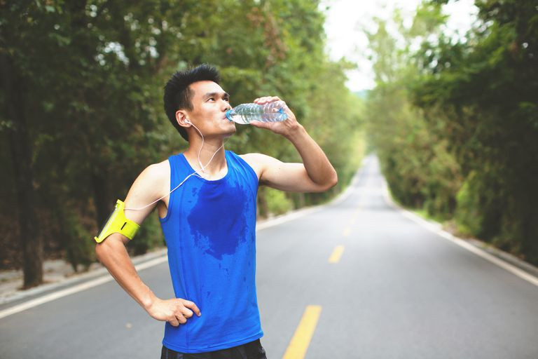 Tốt hơn hết là bạn nên uống từng ngụm nước nhỏ thường xuyên hơn là uống nhiều nước cùng một lúc. Ảnh: verywellfit.