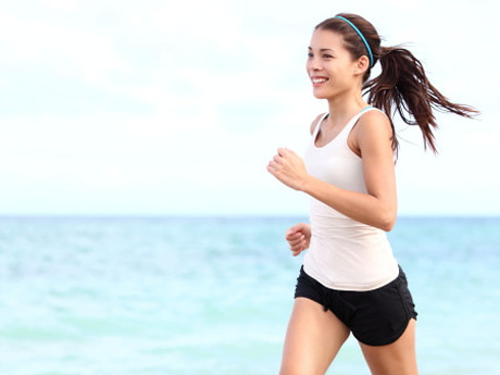 Trong quá trình luyện tập, bạn có thể hạ nhiệt cơ thể khi tập luyện một cách nhanh chóng bằng một số mẹo như sử dụng bình xịt để xịt nước mắt lên da hay vẩy nước lên hai cánh tay,...Ảnh: active.