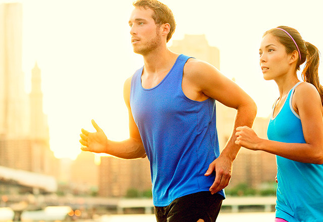 Khi trời nắng nóng, bạn hãy tập thể dục ở những khu vực râm mát như trong công viên, sẽ giúp bạn cảm thấy mát mẻ hơn. Ảnh: mayoclinic.