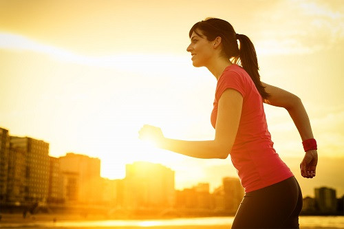 Trước khi bắt đầu tập luyện dưới trời nắng, bạn nên đi bộ chậm cho đến khi cơ thể bạn thích nghi với cái nóng. Ảnh: northcentralsurgical.