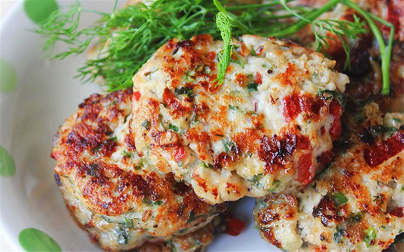 Chả cá ngần khi ăn với cơm cũng ngon mà làm món nhậu nhâm nhi cũng cực “tốn mồi”. Ảnh: cooky.