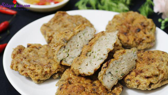 Chả cá thu dẻo dai, thơm lừng được làm từ nguyên liệu tươi ngon khiến ai đã từng thử sẽ không thể nào quên. Ảnh: sotaynauan.