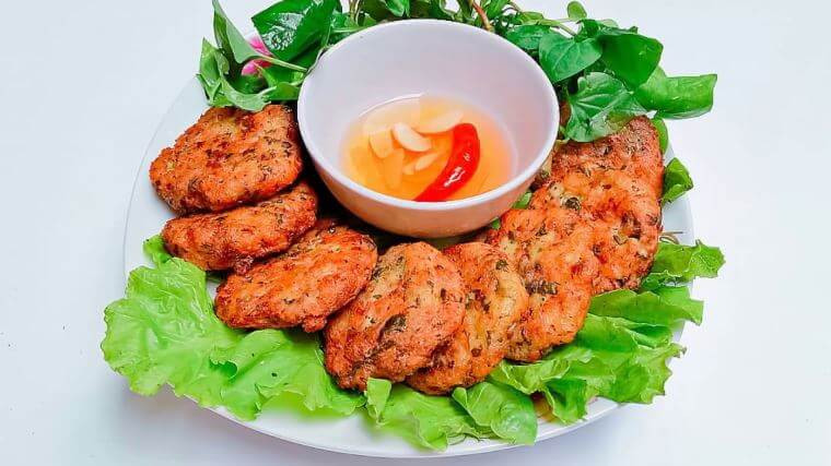 Chả cá rô phi được chế biến khá đơn giản nhưng lại là món ăn khá “tốn cơm”. Ảnh: sieungon.