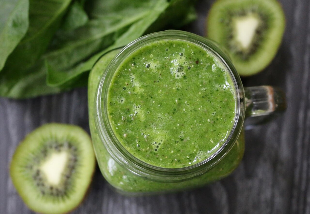 Một “phiên bản” khác của sinh tố rau cải bó xôi, đó là bạn có thể kết hợp loại rau này với kiwi và rau diếp cá. Ảnh: azorganic.