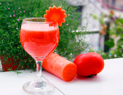 Bạn có thể kết hợp cà rốt với rau diếp, bông cải xanh, cà chua để tạo thành một loại sinh tố đủ dinh dưỡng mà chỉ có vỏn vẹn 50 calo. Ảnh: xaluan.