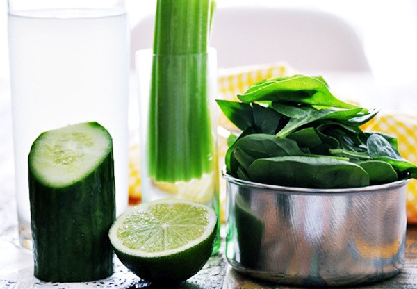 Chanh có tác dụng đốt cháy calo, rau mùi tây giúp lợi tiểu trong khi rau cải bó xôi chứa hàm lượng calo thấp. Ảnh: phunungaynay.