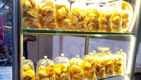 Được làm từ những nguyên liệu đơn giản như bột, nhân trứng, phô mai, bánh bông lan trứng muối là món bánh ngon không thể bỏ qua khi đến với Vũng Tàu. Ảnh: foody.