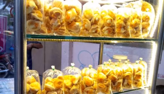 Được làm từ những nguyên liệu đơn giản như bột, nhân trứng, phô mai, bánh bông lan trứng muối là món bánh ngon không thể bỏ qua khi đến với Vũng Tàu. Ảnh: foody.