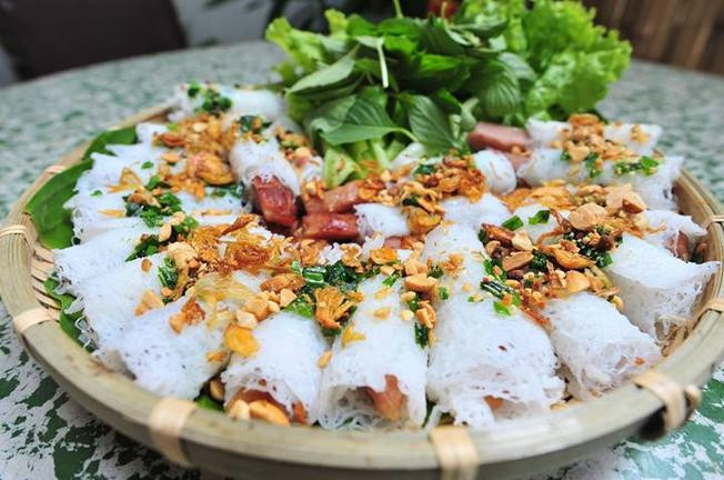 Bánh hỏi An Nhất được làm từ loại gạo thơm địa phương kết hợp cùng với bí quyết pha chế bột truyền thống cũng là đặc sản không thể bỏ qua khi đến Vũng Tàu. Ảnh: vntrip.