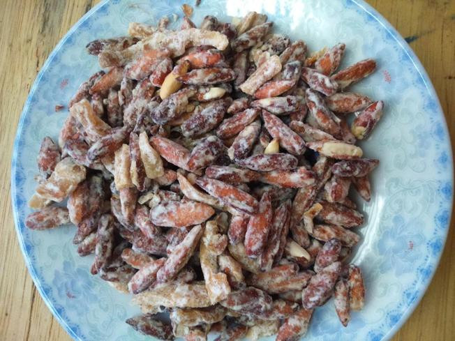 Mứt hạt bàng có 2 loại: mặn (rang với muối) và ngọt (rang với đường) cho bạn lựa chọn. Ảnh: vntrip.